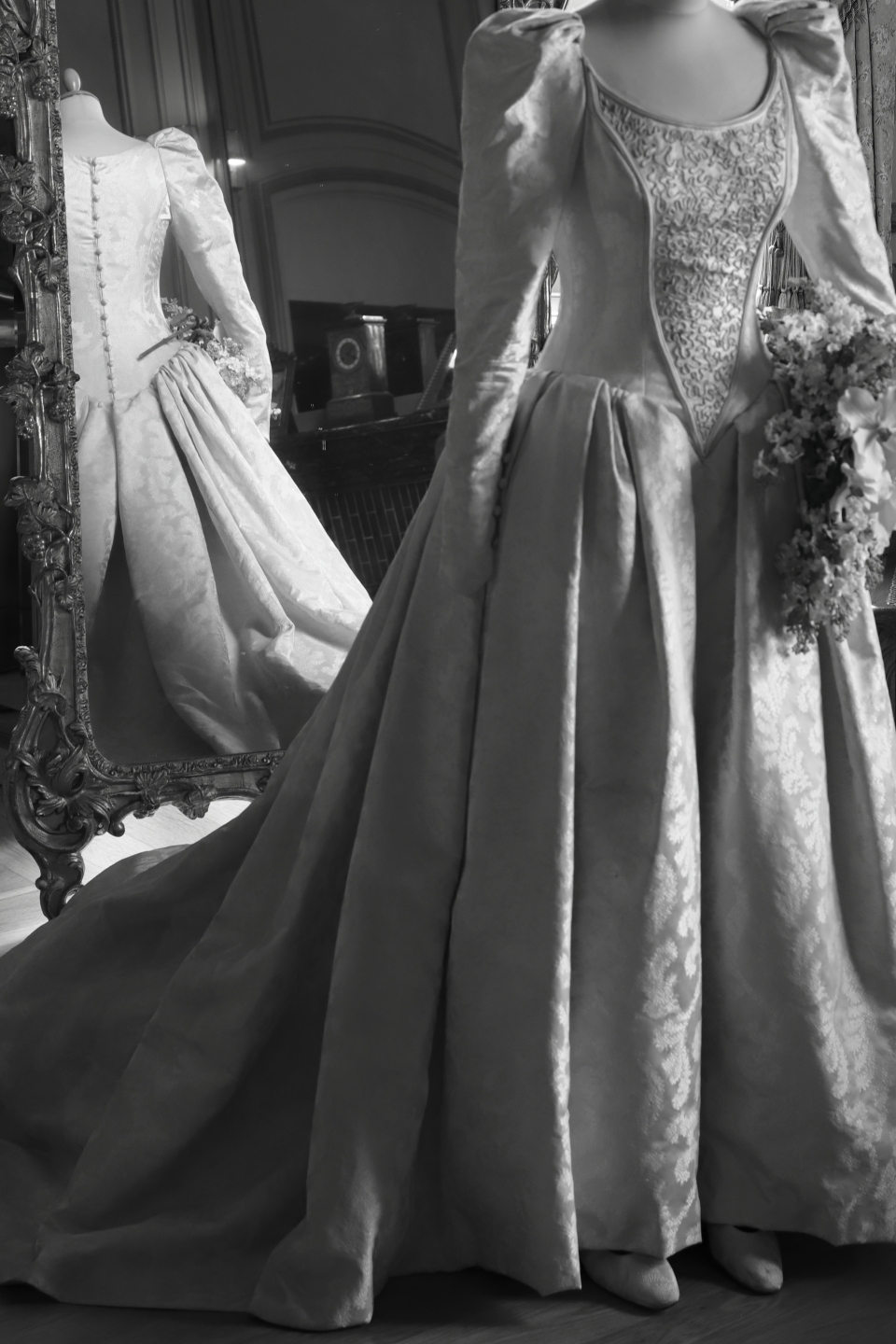 Robe de mariée exposée dans l’une des pièces du château.